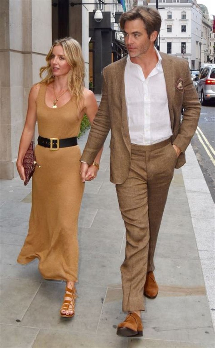 Chris Pine and Annabelle Wallis hold hands day date in New York City