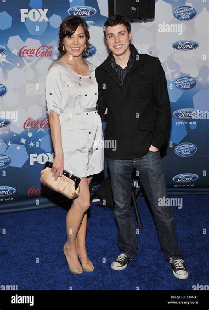 Is Michaela Conlin Married? Or Dating Someone? Know about her Affair